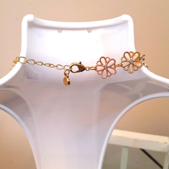 💥SALE💥Laura Conrad NWT, Flower Rhinestone Bracelet - Picture 4 of 6